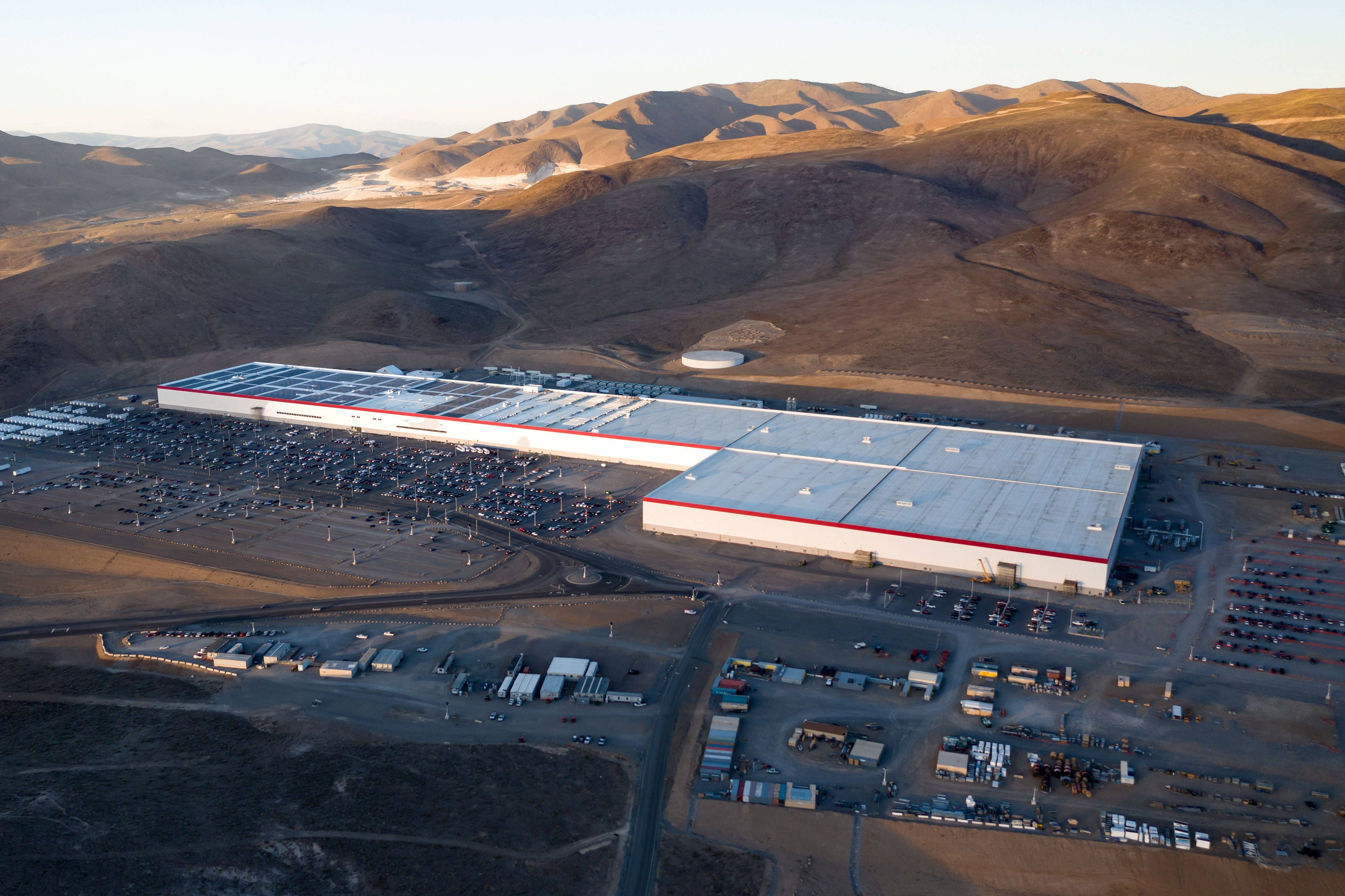 Luftaufnahme der Gigafactory 1 in Nevada mit bergiger Landschaft im Hintergrund.