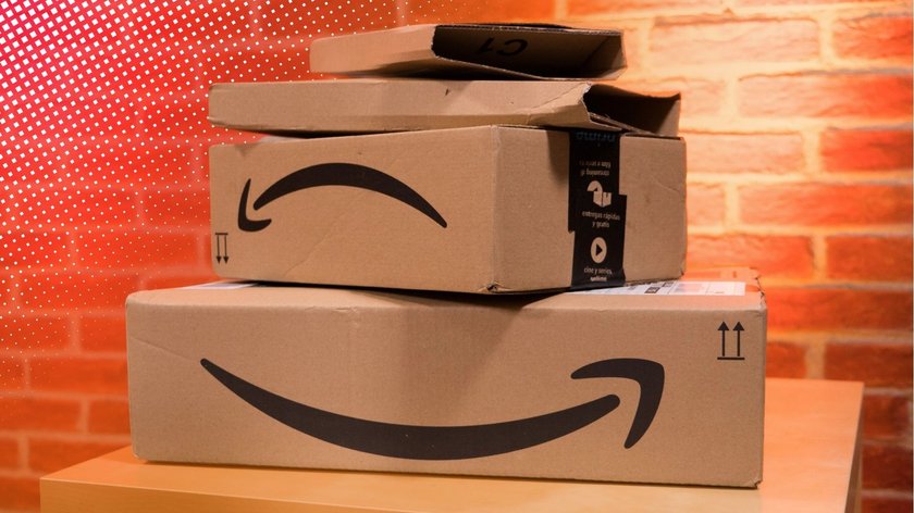 Gestapelte Amazon-Pakete