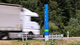 Blaue Säule am Straßenrand: Achtung, Blitzer? Deshalb müsst ihr euch keine Sorgen machen