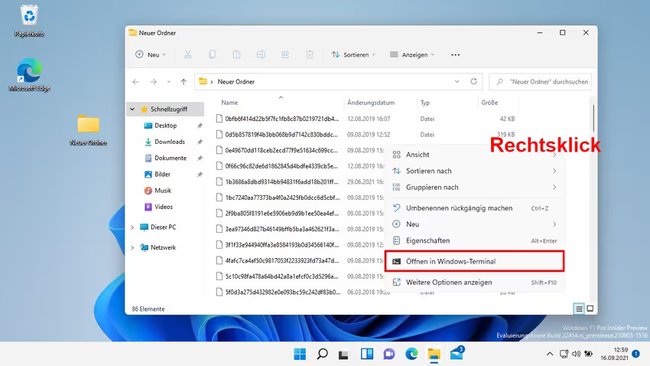 Windows-Ordner mit Kontextmenü, in dem Terminal-Öffnen-Befehl markiert ist.