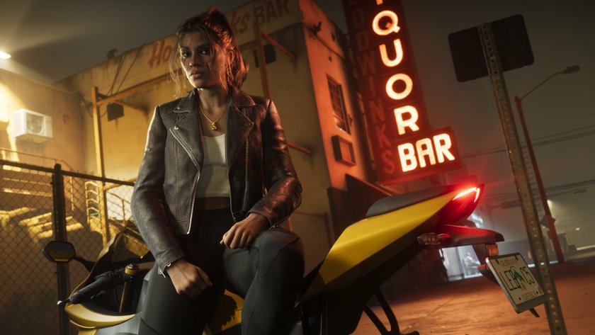 Lucia Caminos aus GTA 6 bei Nacht sitzen auf einem gelben Mottorrad.