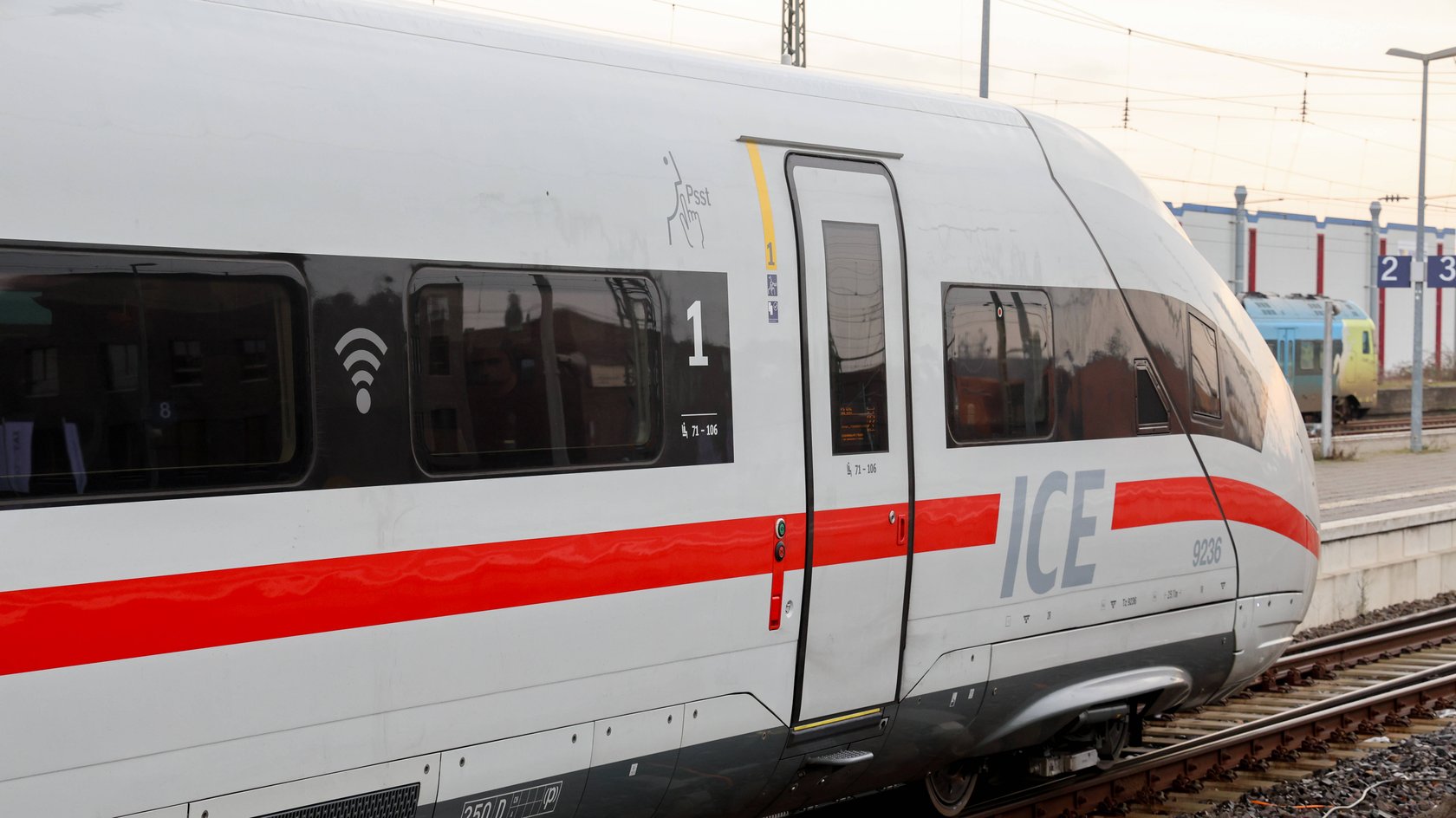 Mit etwas Geduld und Glück bekommt ihr ganz ohne Reservierung einen Platz im Zug.