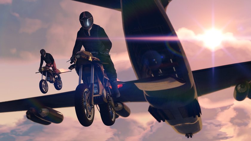 Screenshot aus GTA Online von Spielern, die mit einem Motorrad aus einem Flugzeug springen.