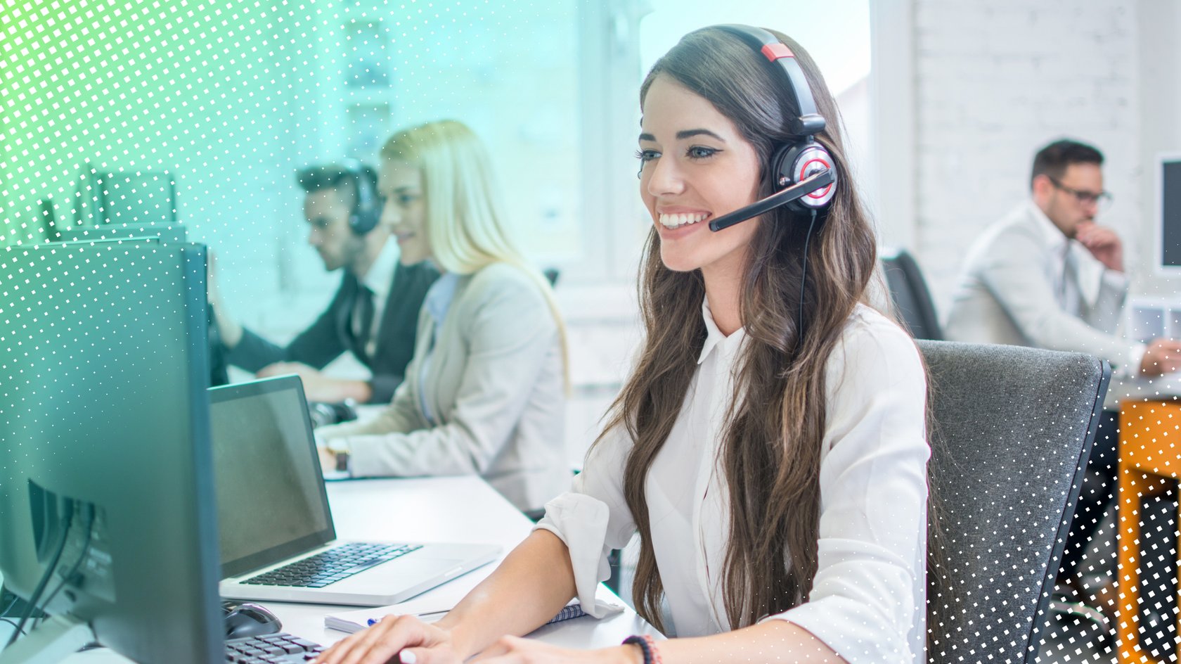 Lächelnde Frau mit Headset sitzt am PC