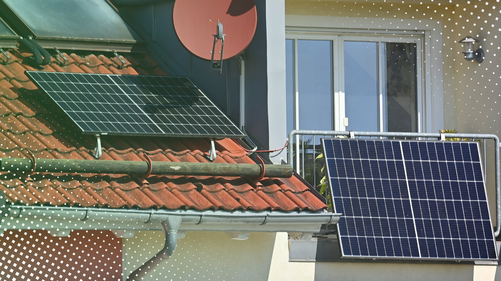 Balkonkraftwerk Solarpanels an der Außenseite des Balkons und auf dem Dach.