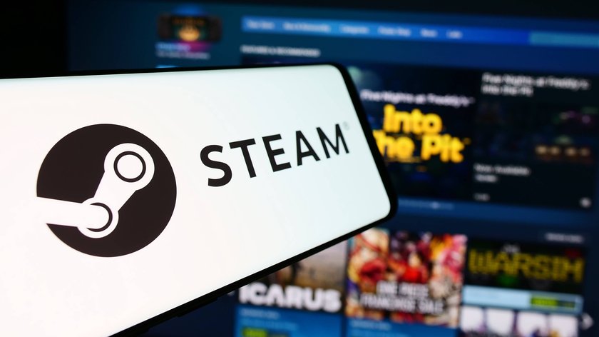 Bild eines Smartphones mit dem Steam-Logo darauf, im Hintergrund ist eine Website, die den Steam-Store zeigt.