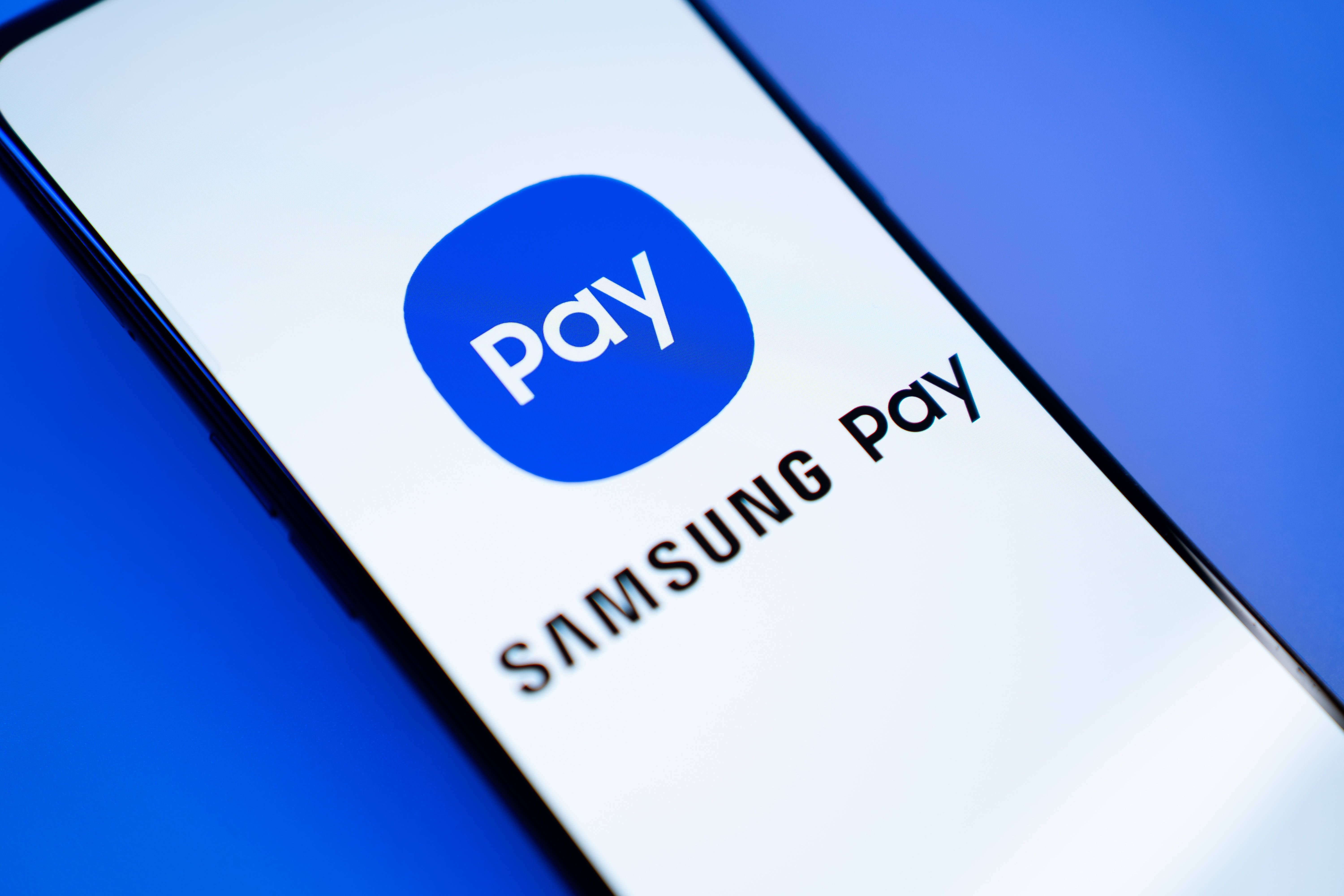 Samsung Smartphone zeigt das Logo von Samsung Pay auf dem Bildschirm