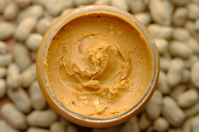 Ein Glas Erdnussbutter von oben.