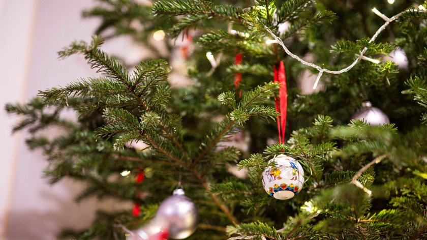 Ein geschmückter Weihnachtsbaum in einem Wohnzimmer an Heiligabend