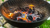 Feuerwehr warnt: Dieser Fehler am Grill kann eure Gesundheit gefährden