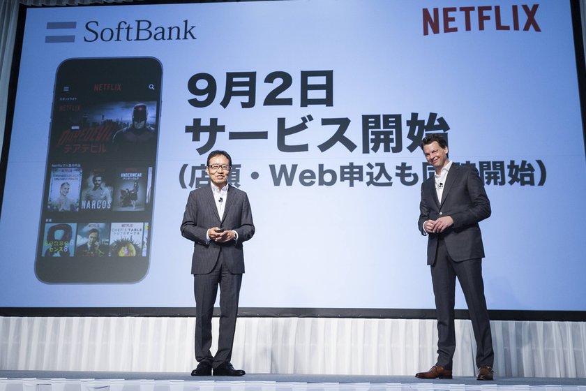 Zwei Männer stehen auf einer Bühne