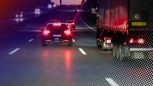 Praktisch bei Nachtfahrten: So nutzt ihr den Fernlichtassistenten im Auto
