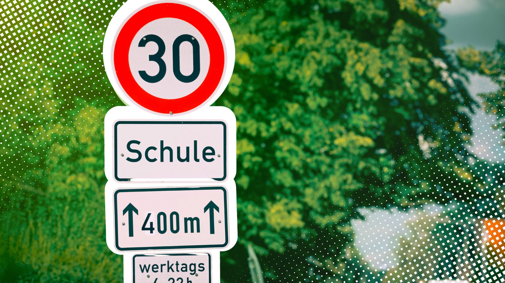 Verkehrsschild Tempo 30 vor Schule in 400 Metern Entfernung, werktags gültig.