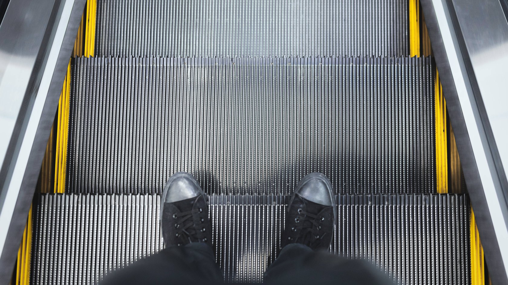 Rolltreppen können zur Gefahr werden – der Abweiser sorgt für Sicherheit. 