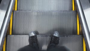 Sicherer auf der Rolltreppe:  Warum dieses Teil so wichtig ist