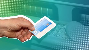 Wer seine Girokarte so behandelt, muss sich nicht wundern, wenn sie kaputtgeht