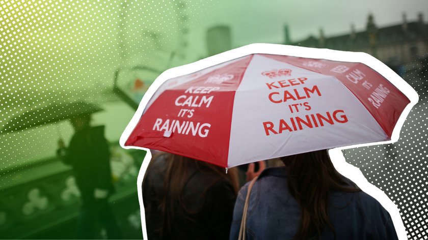 Bild von zwei Personen, die einen rot-weissen Regenschirm mit der Aufschrift "Keep Calm It's Raining" halten. Im Hintergrund ist eine verregnete Stadtlandschaft mit unscharfen Silhouetten von Menschen und Gebäuden zu sehen. Der Hintergrund ist grafisch mit grünen und gelben Punkten gestaltet.