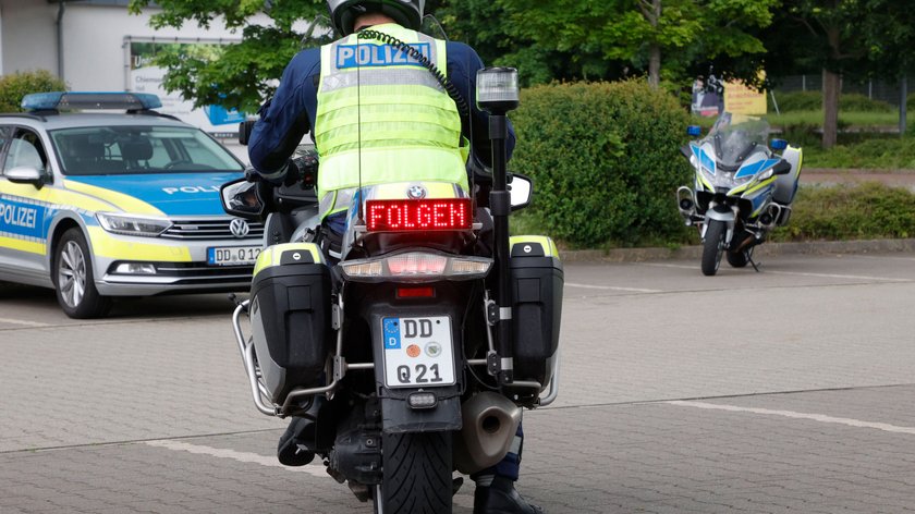 Polizeifahrzeug im Einsatz. 