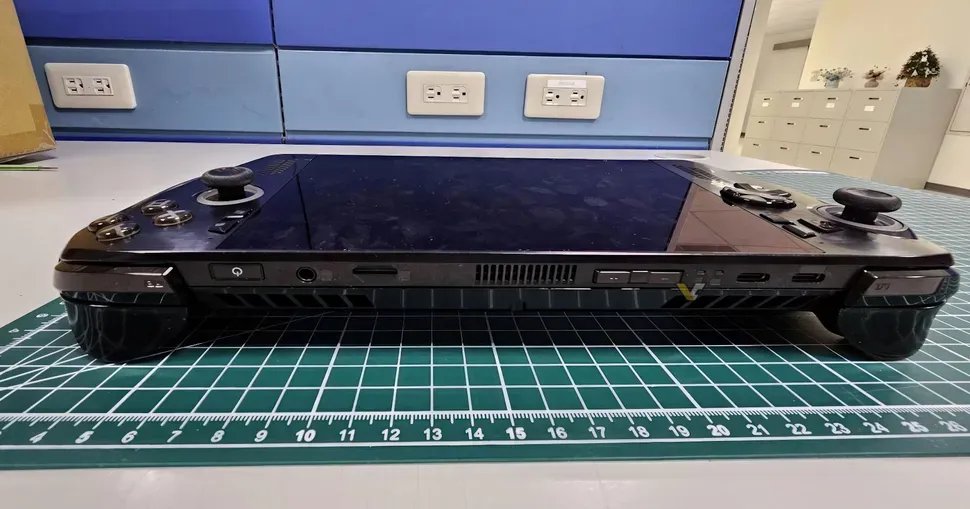 Xbox-Handheld von ASUS, Bild von vorne auf die Seite