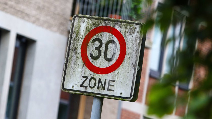 Ein Tempo-30-Schild in Kiel Schleswig-Holstein.