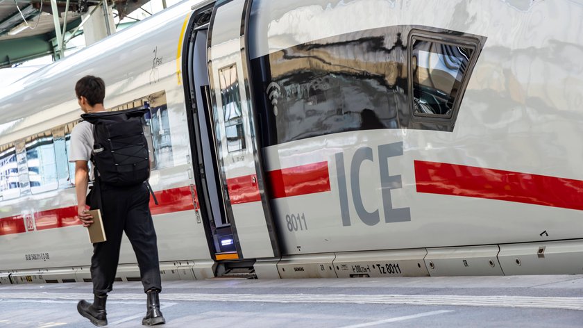 Ein ICE der Deutsche Bahn wartet am Gleis.