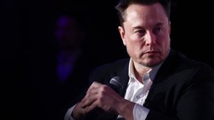 „Produktionshölle“ bei Tesla:  Mitarbeiter sollen in Fabriken schlafen