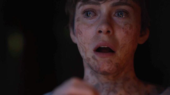 Genau hinsehen: Da sind Gesichter auf dem Gesicht. Und keine netten Gesichter.