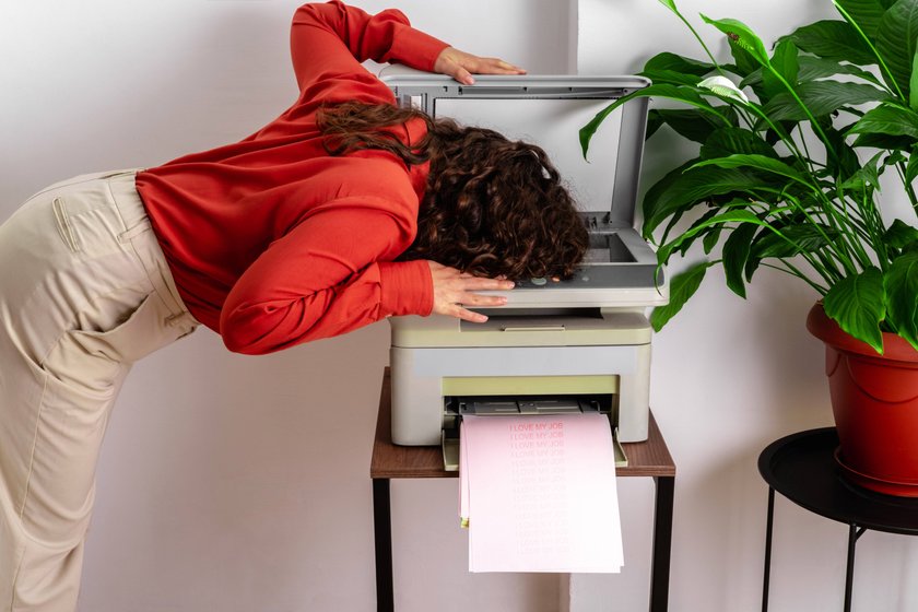 Frau im Büro kopiert ihren Kopf 