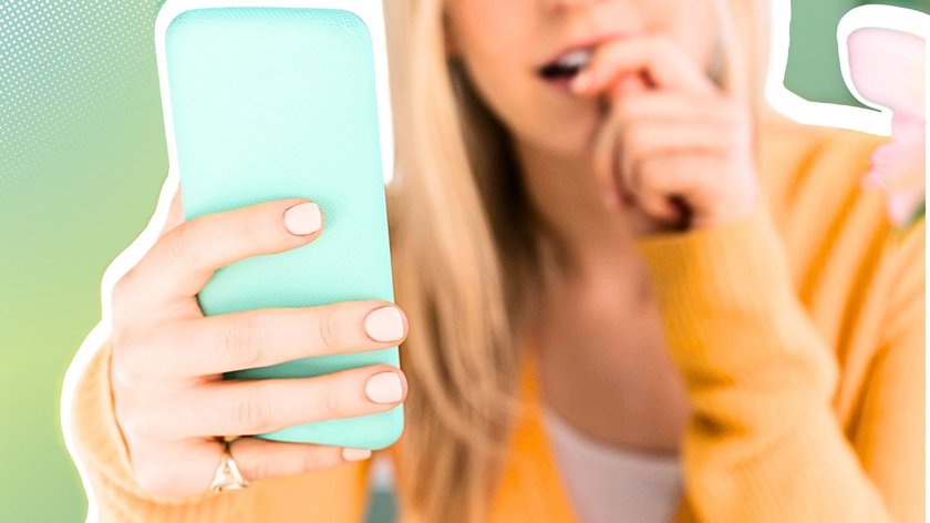 Besorgte Frau mit einem Smartphone in der Hand