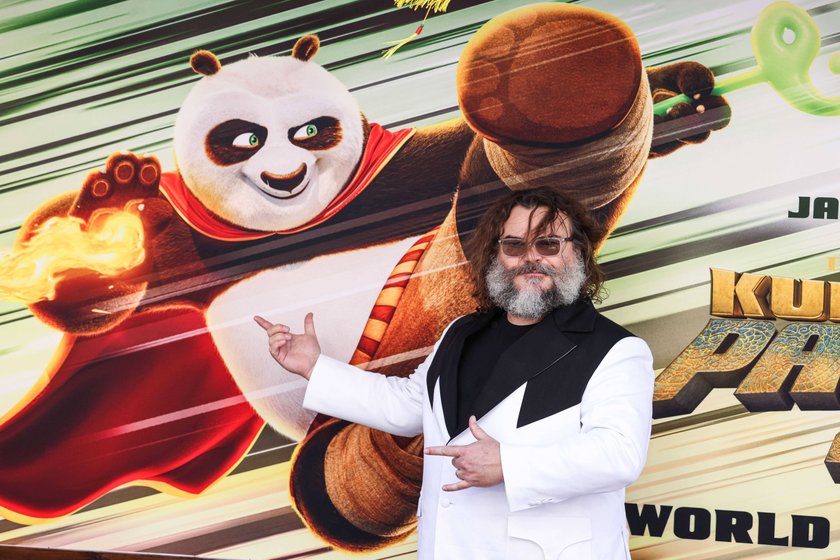 Jack Black vor einem Poster mit Po dem Panda.