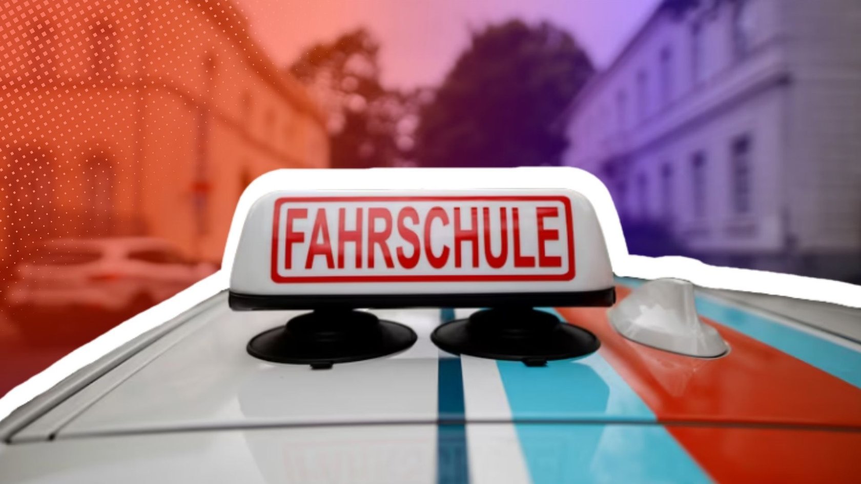 Schild einer Fahrschule auf einem Autodach.