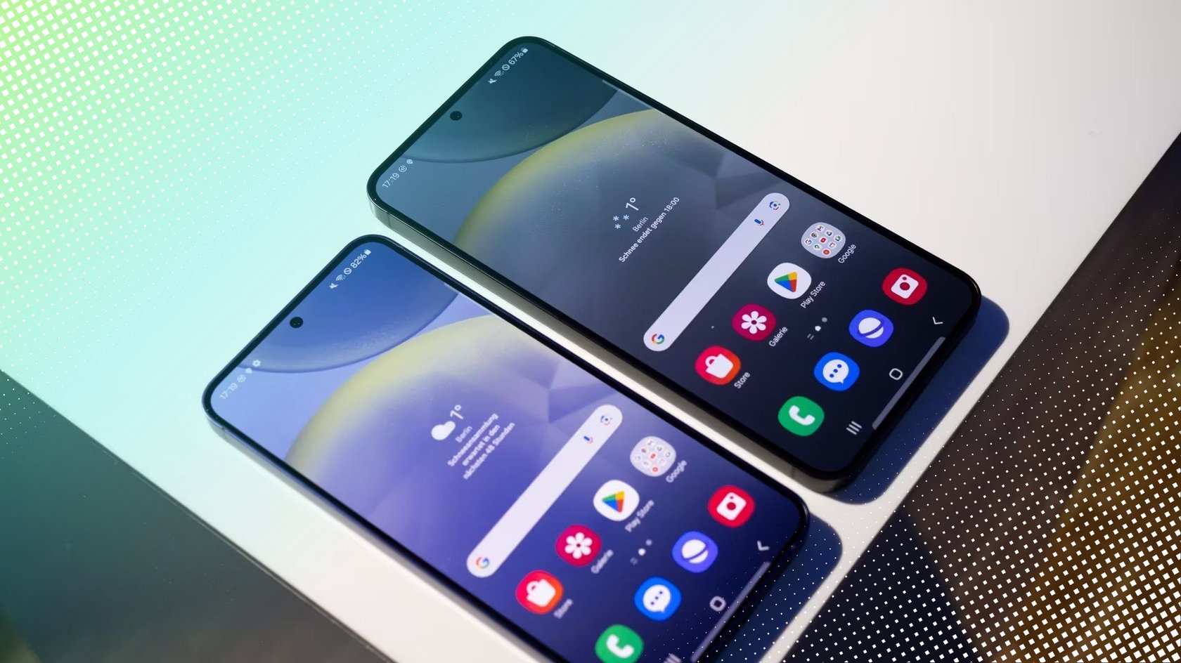 Zwei Samsung Galaxy Smartphones mit angezeigtem Startbildschirm nebeneinander.