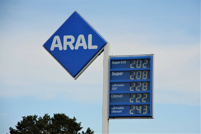 Links das Logo der Aral-Tankstelle und rechts die Preise für verschiedene Arten von Benzin.