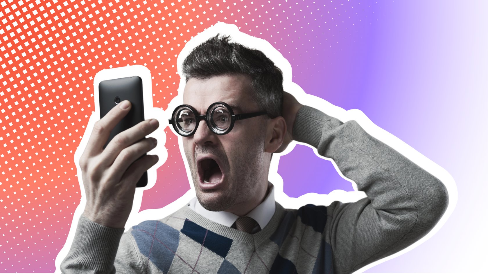 Ein Mann mit dunklen, zerzausten Haaren und runder, verzerrender Brille schaut schockiert auf sein Smartphone. Sein Mund ist weit geöffnet, und eine Hand hält das Telefon, während die andere seinen Hinterkopf berührt. Er trägt einen grauen Pullover mit Rautenmuster und Krawatte.