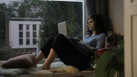 Romanverfilmung im Stream: Dieses Netflix-Drama zeigt eine Romanze in den Weiten des Internets