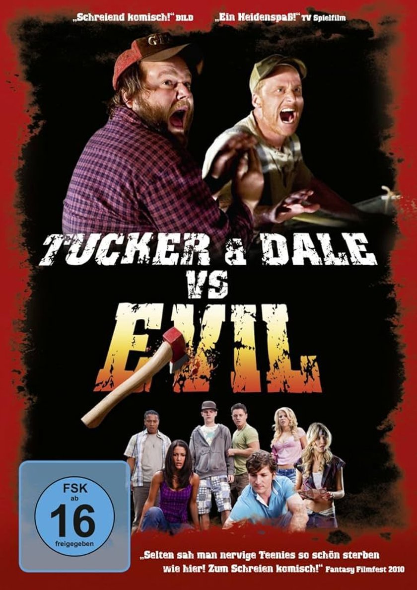 Filmplakat des Films „Tucker & Dale vs Evil“. In der Mitte sind zwei Männer abgebildet, die sich gegenüber sitzen; einer trägt ein kariertes Hemd und eine Cap, der andere ein helles Shirt und eine Mütze. Darunter der Filmtitel in weißen Buchstaben mit einer roten Axt, die schräg durch das Wort „Evil“ verläuft. Im unteren Bereich ist eine Gruppe von jungen Erwachsenen dargestellt, die lässig posieren. Am unteren Rand steht der Text: „Selten sah man nervige Teenies so schön sterben wie hier! Zum Schreien komisch!“ – Fantasy Filmfest 2010.