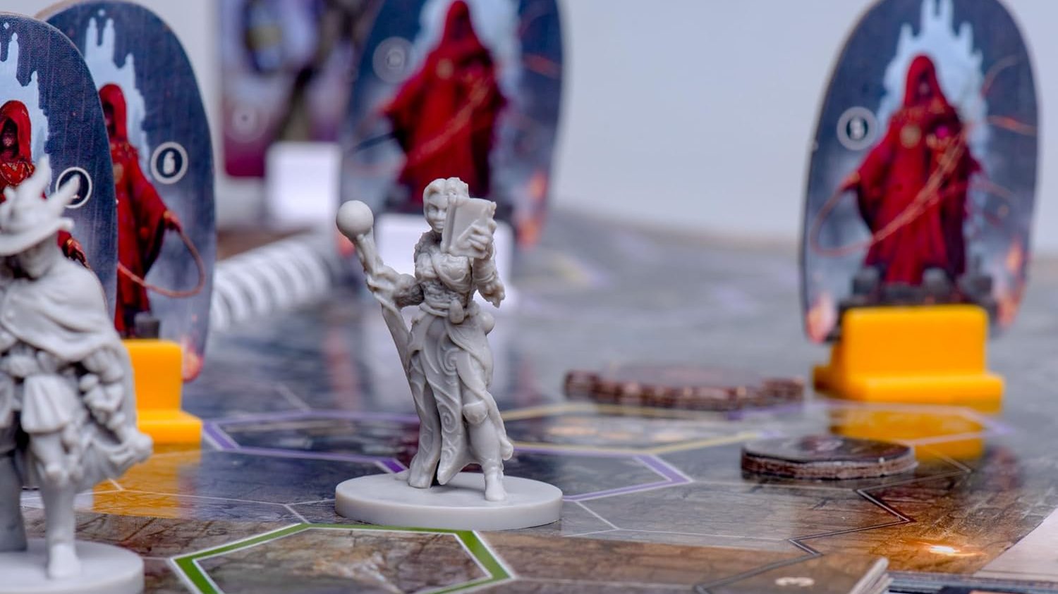 „Gloomhaven – Die Pranken des Löwen“ schneidet im Netz sehr gut ab.