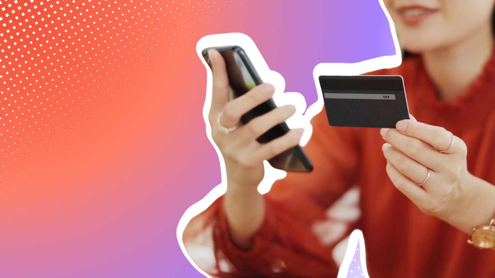 Frau hält ihr Smartphone und eine EC-Karte in den Händen.