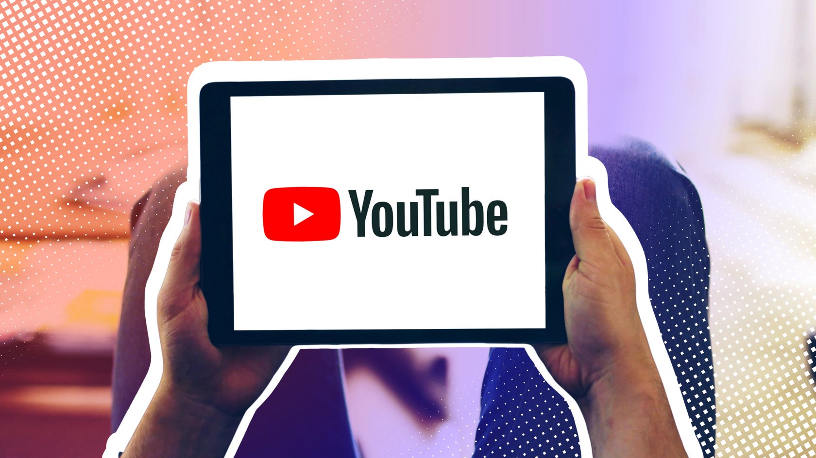 Person hält Tablet mit YouTube-Logo und stützt sich auf ihren Beinen ab.