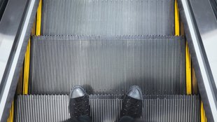 Achtung Verletzungsgefahr:  Das unverzichtbare Teil an Rolltreppen