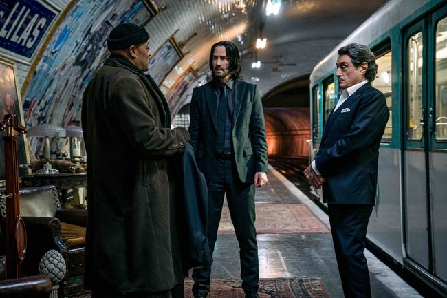 John Wick: Kapitel 4 – Laurence Fishburne als Bowery King, Keanu Reeves als John Wick und Ian McShane als Winston haben viel zu bereden.