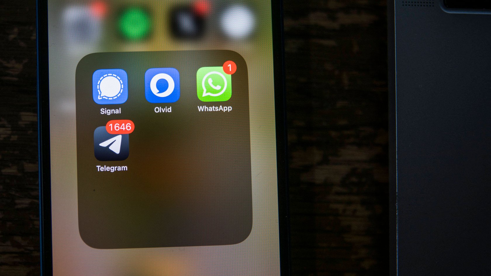 Ein iPhone mit drei beliebten Messengern.