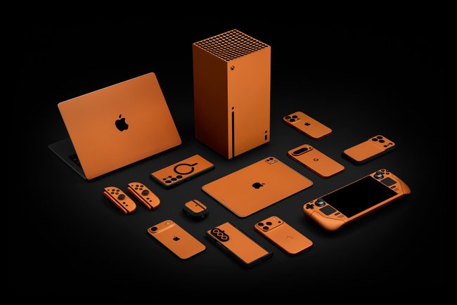Die Skins in Cosmic Orange von Dbrand.