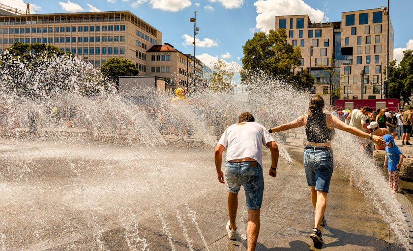 Menschen erfrischen sich im Brunnen am Münchner Karlsplatz Stachus während einer Hitzewelle in München, Bayern, Deutschland, am 28. Juni 2025. 
