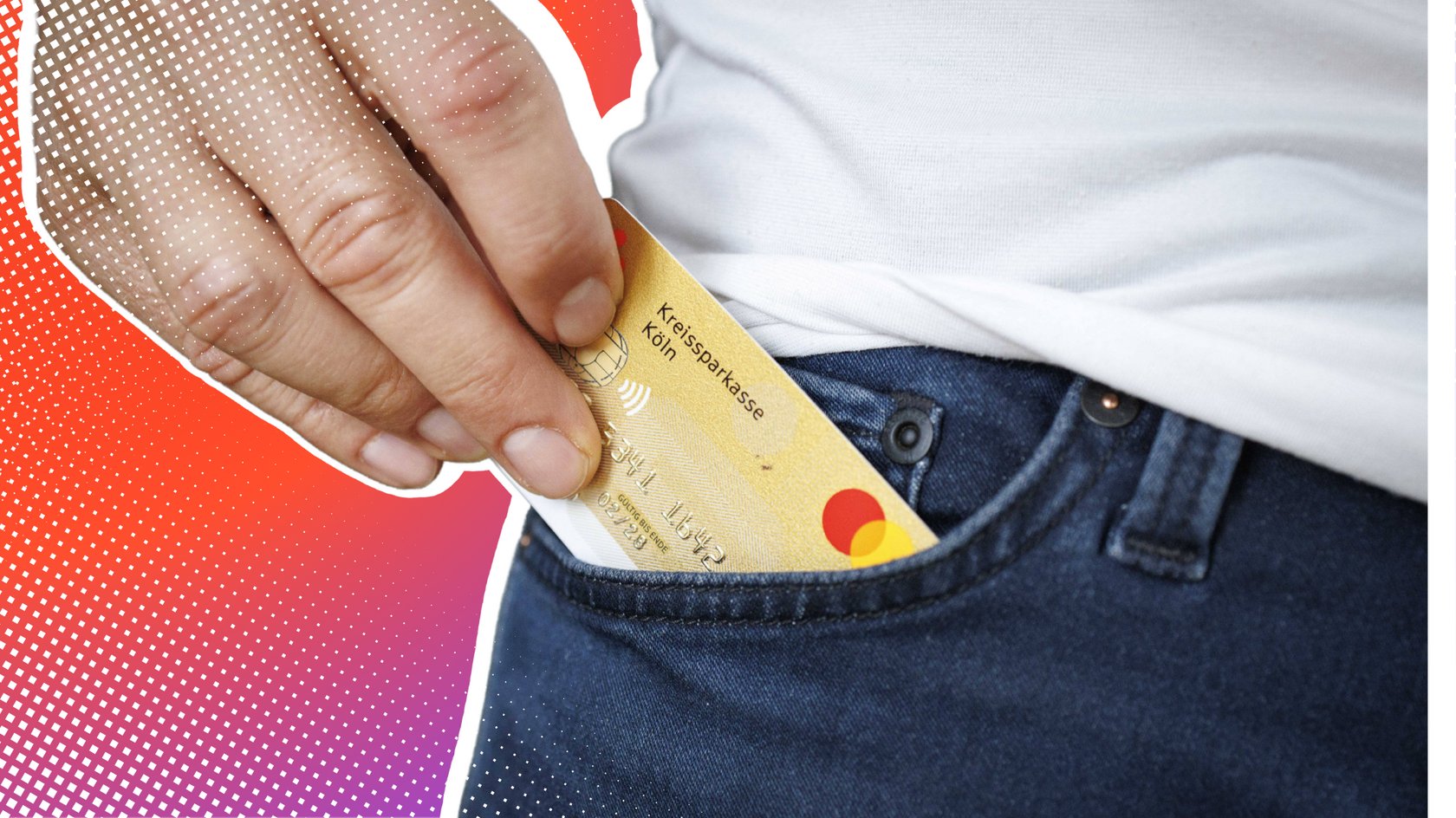 Man mit Kreditkarte der Sparkasse
