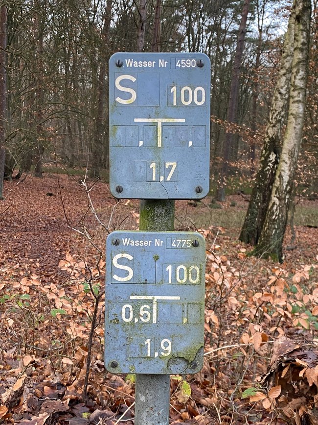 Blaue Tafeln markieren den Verlauf der Wasserleitungen.