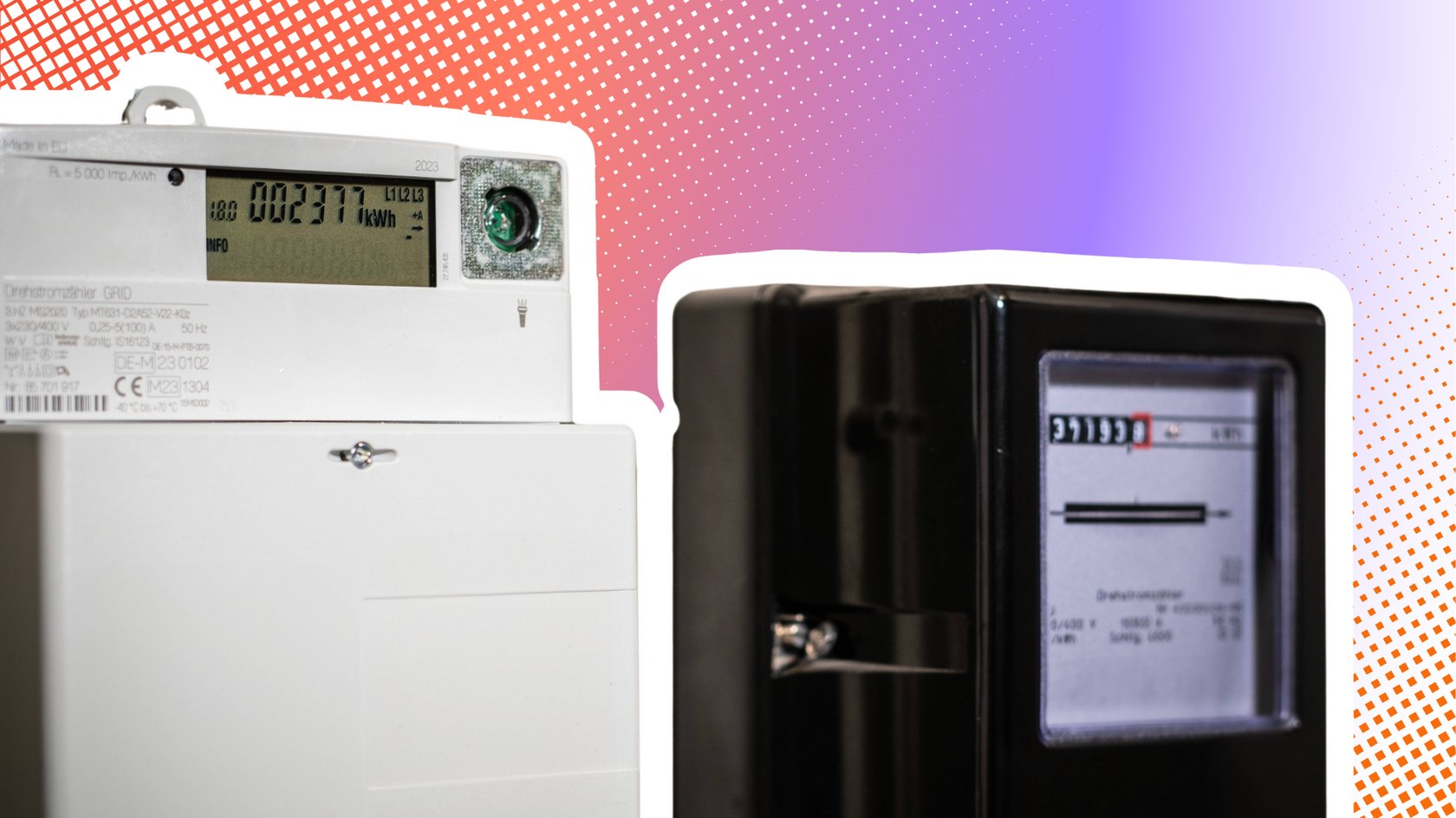 Zwei Stromzähler an einer Wand, einer digital mit der Anzeige 002377 kWh und einer LED, der andere analog mit der Anzeige 371938.
