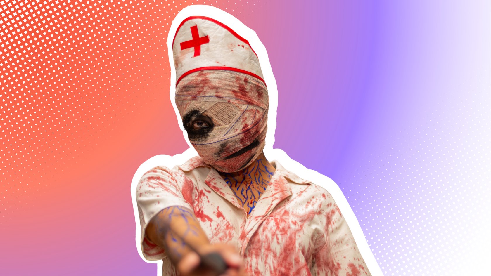 Eine Person in einem blutverschmierten Krankenschwesterkostüm mit bandagiertem Kopf und einem roten Kreuz auf der Haube.