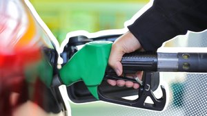 Autofahrer aufgepasst: Dieser kleine Pfeil spart euch beim Tanken Stress
