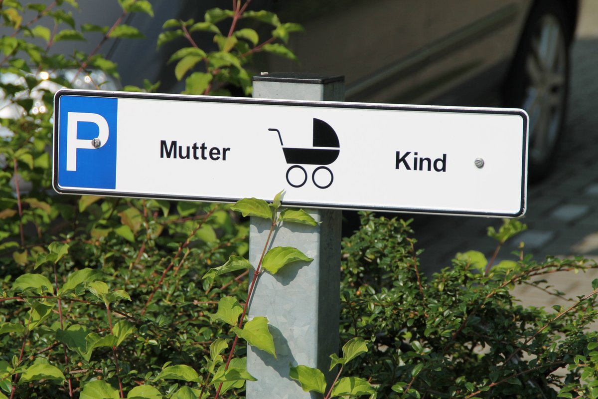 Väter auf einem Mutter-Kind-Parkplatz: Gibt das einen Strafzettel?